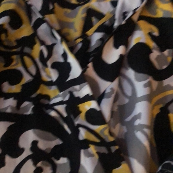 Nwt fun patterned Criss cross front blouse - Picture 3 of 6